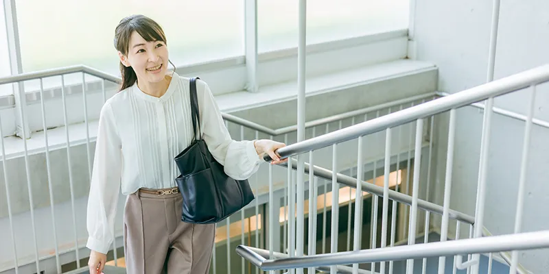 通勤する女性